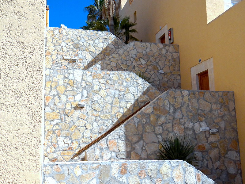 Blick von der Appartment-Terrasse die besagten Stufen nach oben